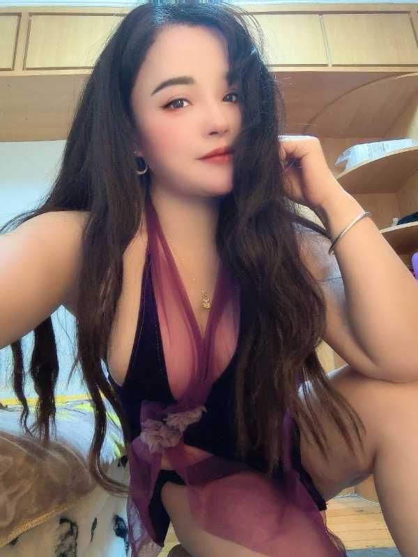 在上海浦东的隐秘角落，一位胸围丰盈的年轻 2