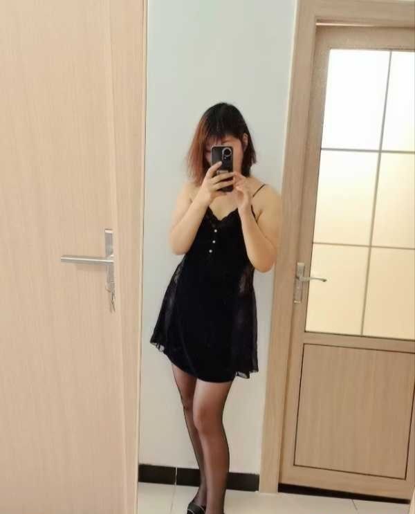 北京通州一处隐秘车位，熟女丰臀翘乳紧绷黑 2
