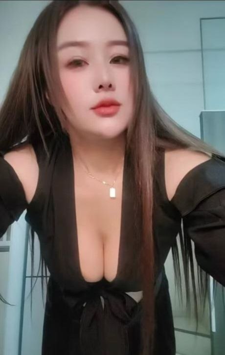 天津塘沽的隐秘小屋里，一位丰满少妇赤裸着 2