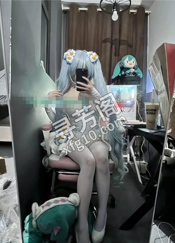 Cos萝莉学妹极骚水多 地方 年龄 24 颜值： 8 500-1500 项目 胸推，臀推，毒龙，口爆，69互舔 2