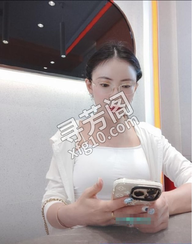 杨洋枫叶 地方 年龄 25岁-30岁 颜值： 6分 400 项目 鸳鸯浴，水中萧，漫游，刮痧，毒龙，无套口吹 3