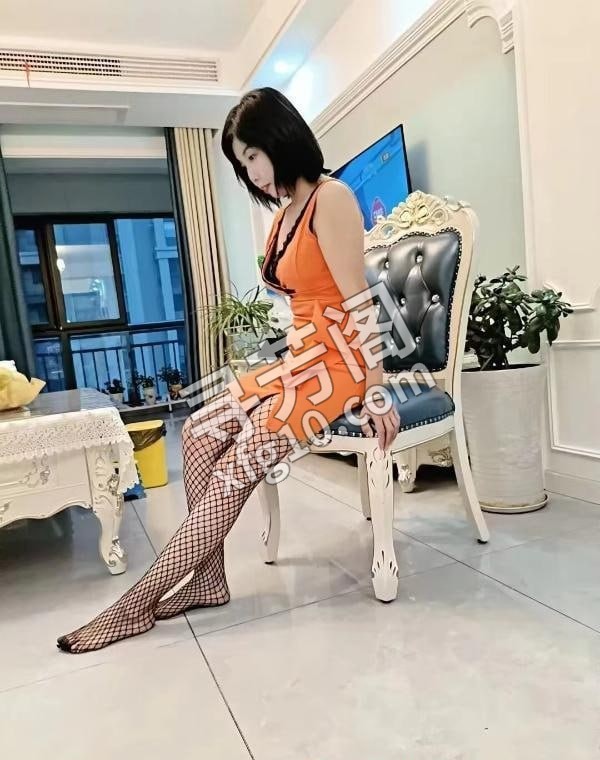 长腿黑丝有气质 地方 年龄 30岁-40岁 颜值： 6分 300 项目 丝袜，漫游，胸推，69，口，爱爱 4