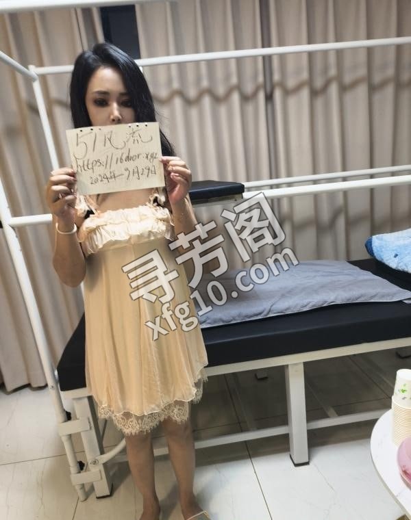 能啪能肛的女王 地方 年龄 30岁-40岁 颜值： 6分 500 项目 《女王踩踏》换装高跟丝袜，光脚，丝袜 2