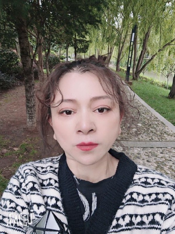 在海口秀英区，一位身材丰腴的熟女正半裸着 2