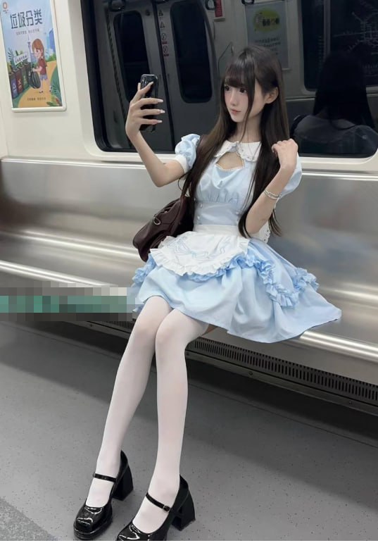 女仆装刚实习美少女 2