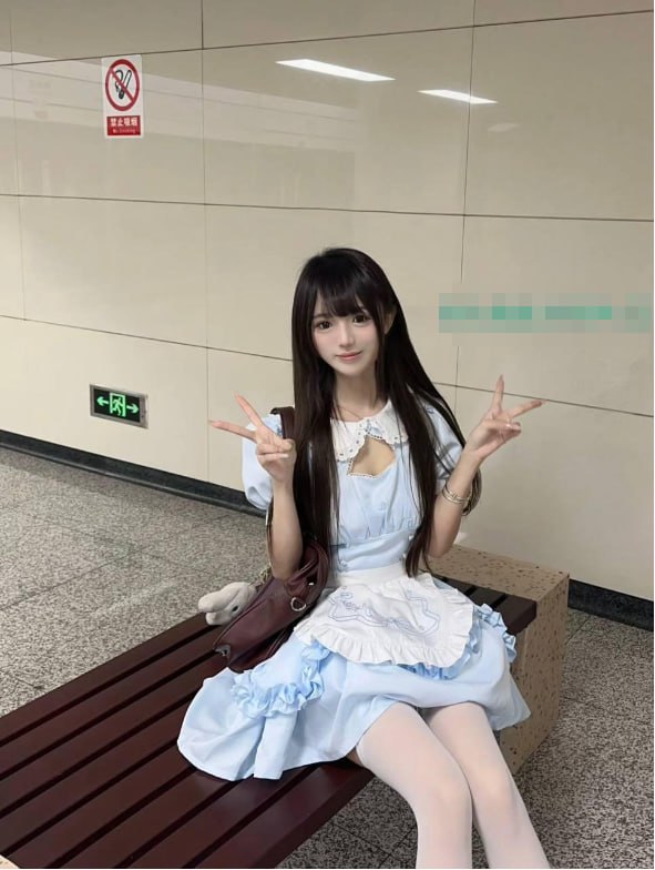 女仆装刚实习美少女 3