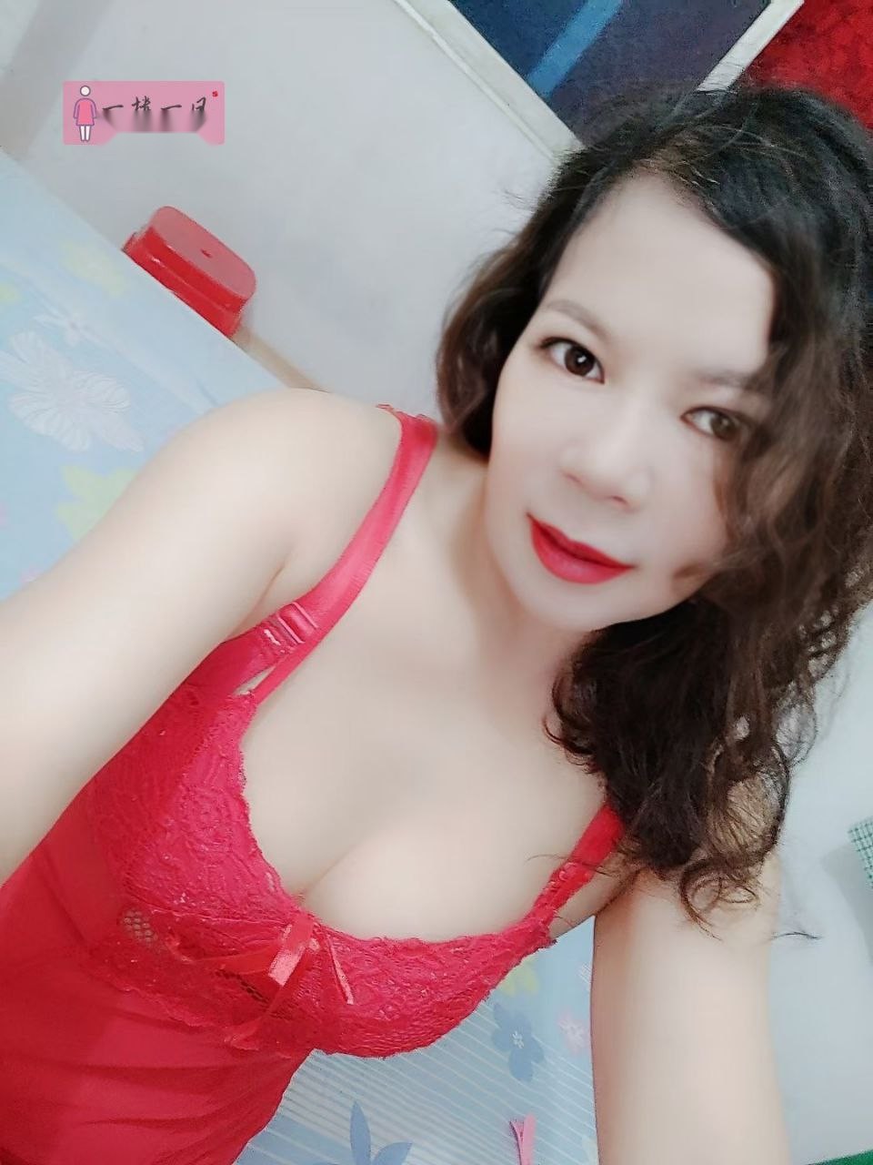在广州的幽暗街角，一位丰满的熟女正用湿润 2