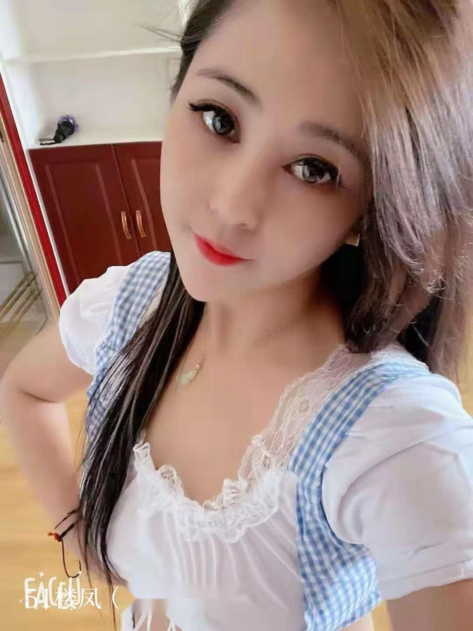 在开发区那间隐秘小屋，她光裸身体趴在床上 2