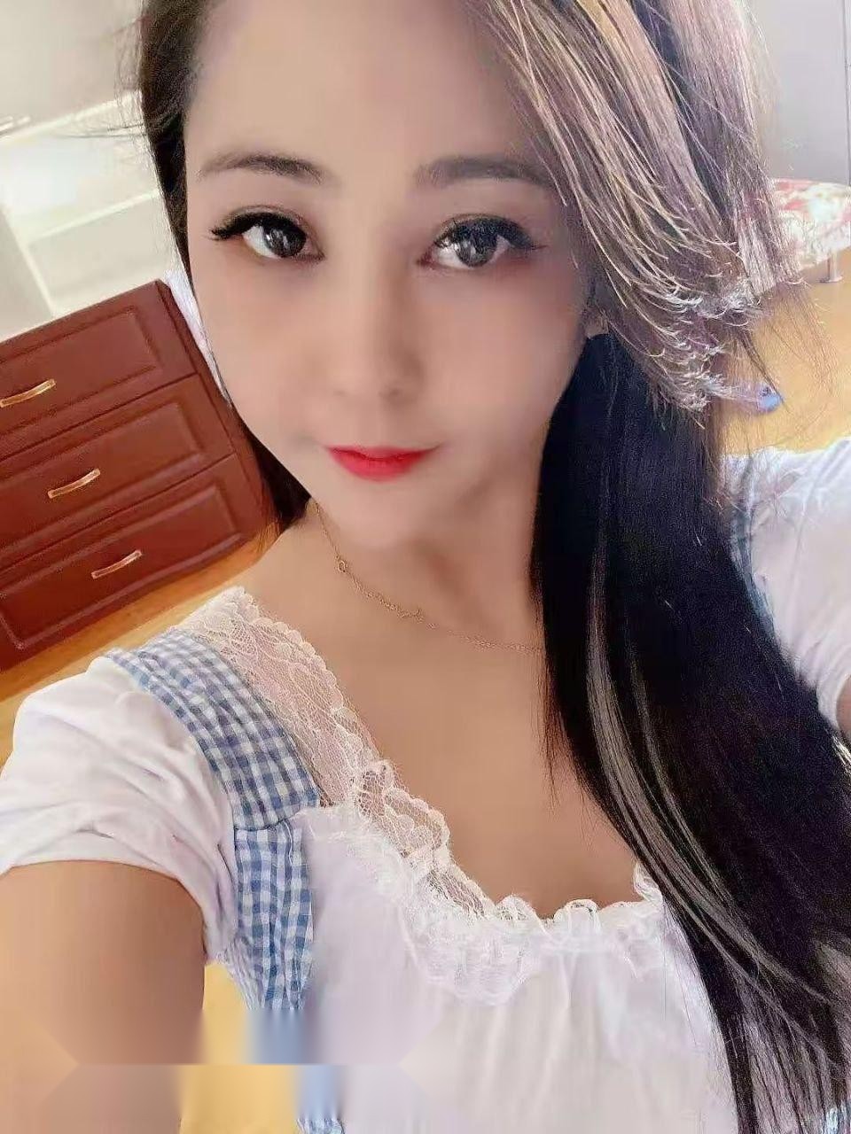 在开发区那间隐秘小屋，她光裸身体趴在床上 3