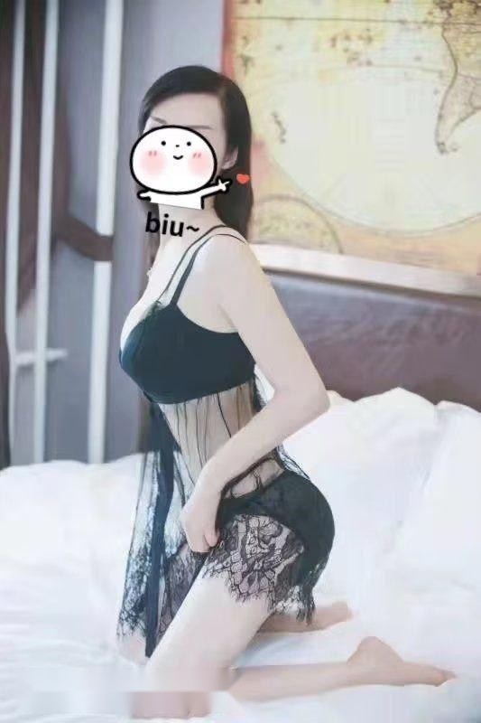 青岛开发区里，她赤裸着雪白胴体，挺起一对 2