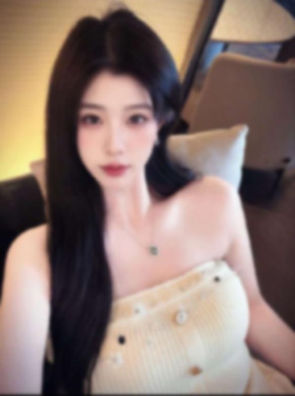在天津的隐秘公寓里，我穿着紧身制服扭动腰 5