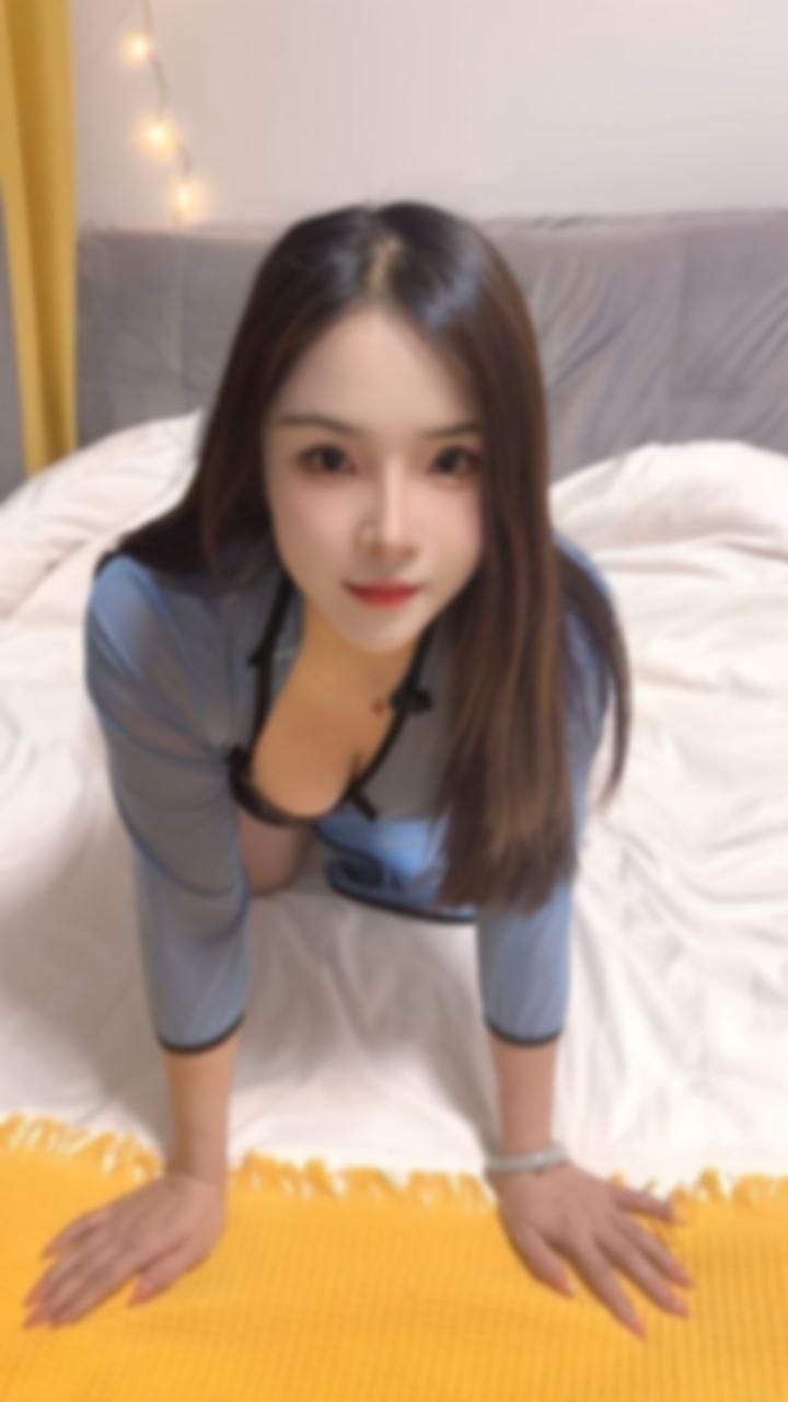 在浦东洋泾的单身小窝里，琳琳那对圆润翘挺 3
