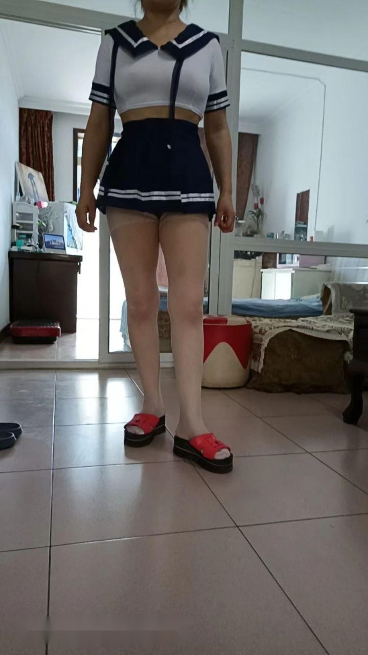 晋中榆次火车站旁的小巷里，她靠在墙边，丰 2