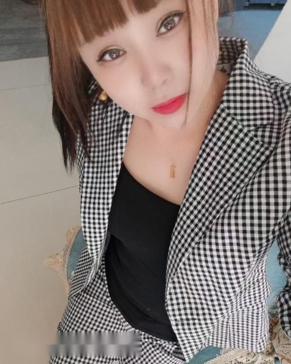 铁西的熟女躺在床上，丰满的身躯散发着浓烈 2