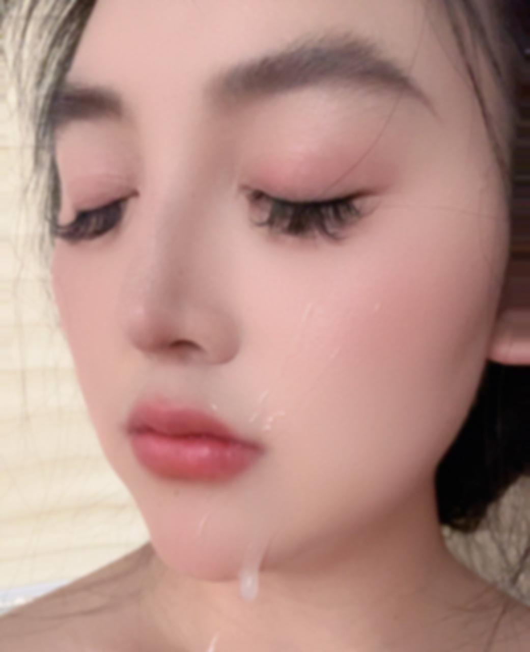 **茜茜的奶水正从丰满的乳尖不断渗出，她 2