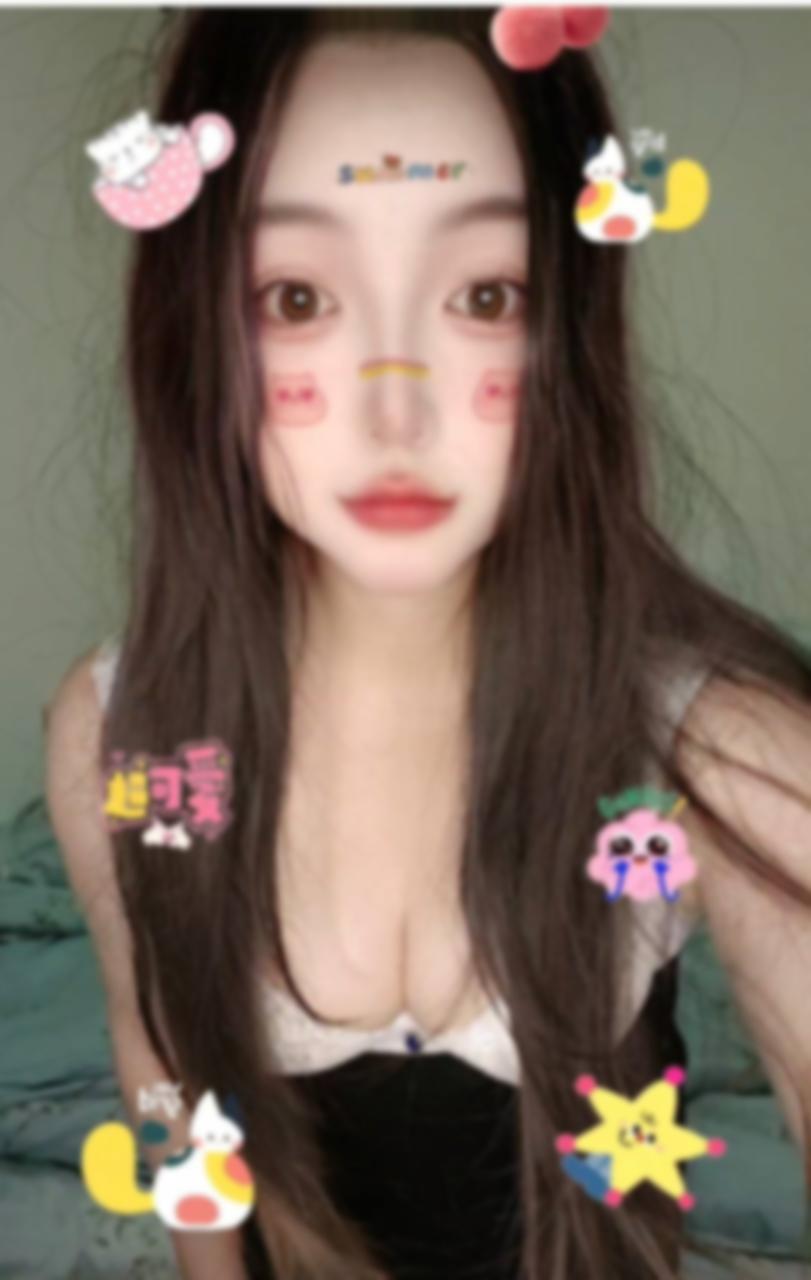 **茜茜的奶水正从丰满的乳尖不断渗出，她 5