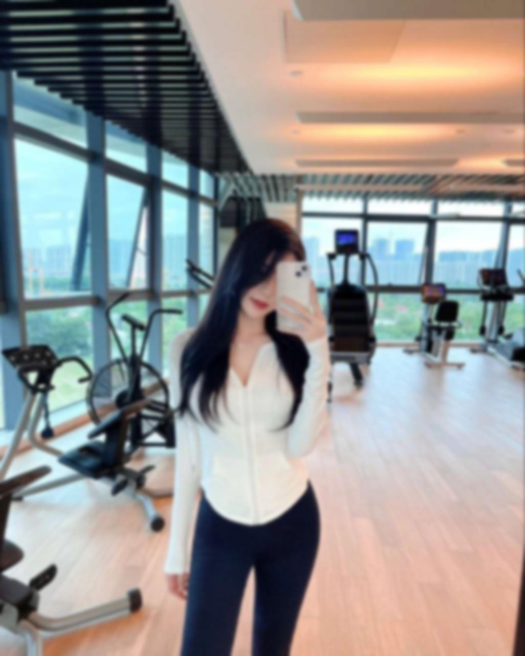 在成都的私密空间里，她身着紧身制服扭动腰 3