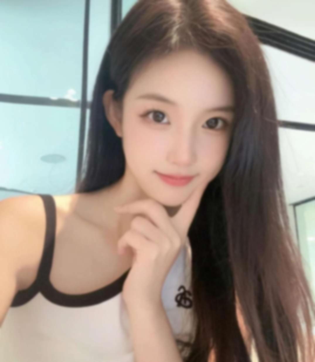 在成都的私密空间里，她身着紧身制服扭动腰 4