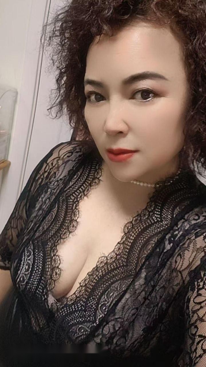 上海虹口今晚有位丰满熟女等着你，她那对巨 6
