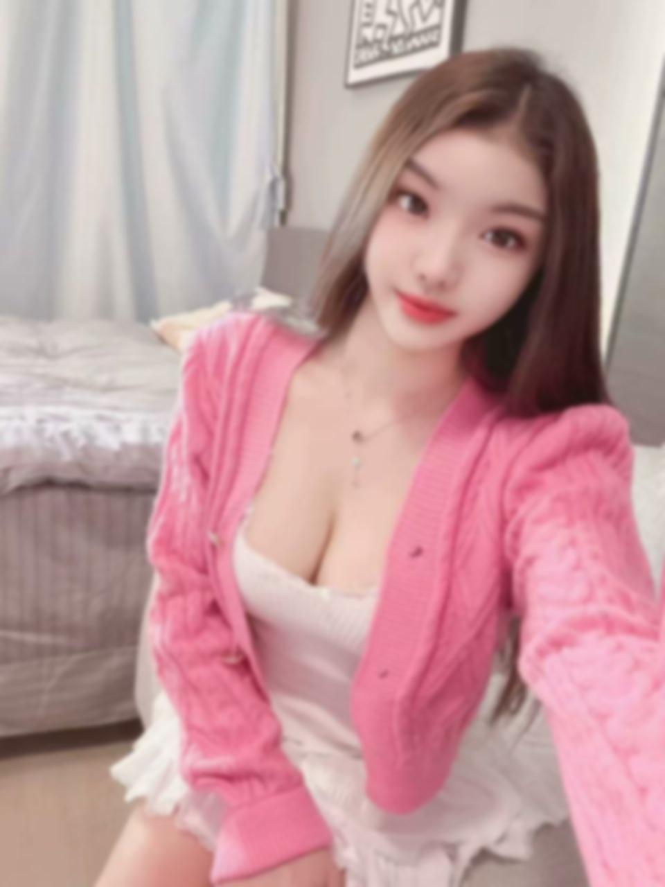 在浦东的隐秘角落，我约了27岁的晓晓。她 2