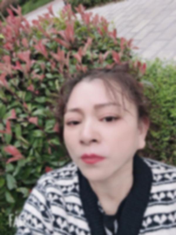 在海口秀英区，一位身材丰腴的熟女正半裸着 3