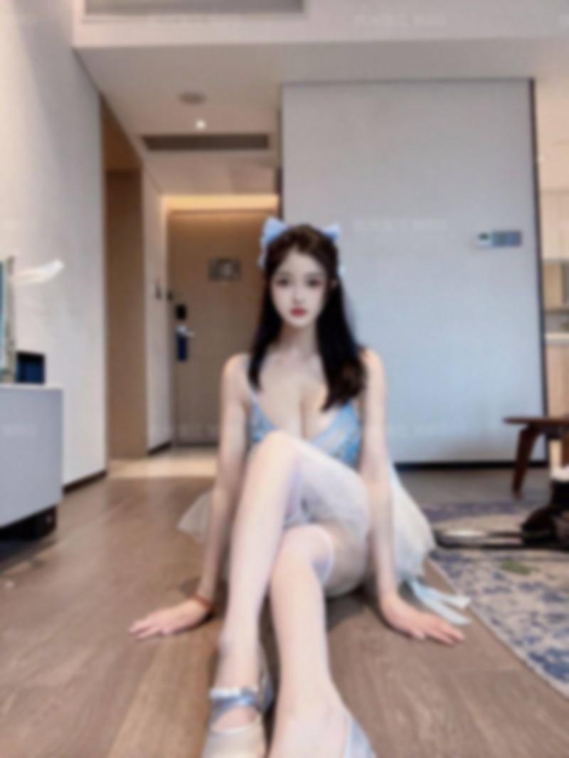夜幕笼罩下的杭州，一位风骚尤物在床上扭动 3