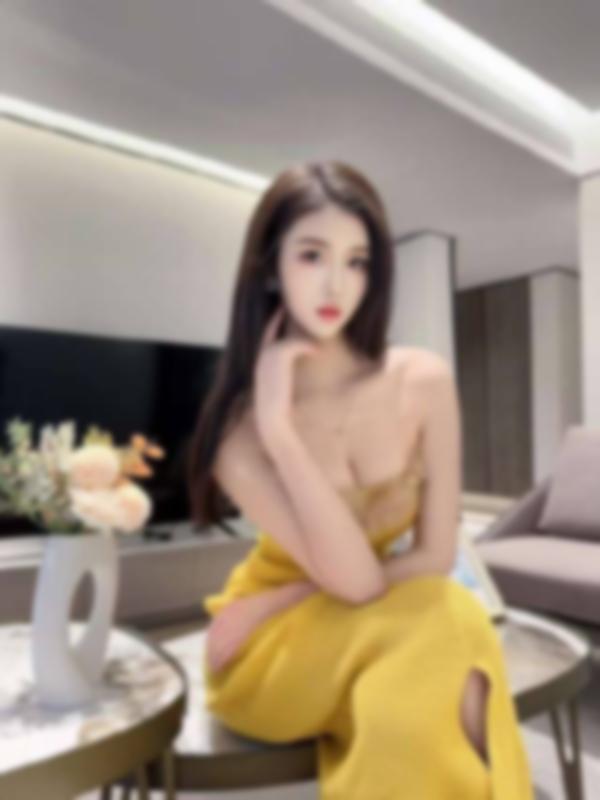在武汉的隐秘房间里，我穿着紧身制服扭动腰 4