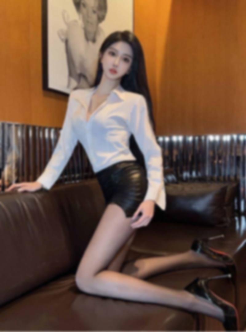 在西安的夜晚，她穿着紧身制服，丝袜包裹着 2