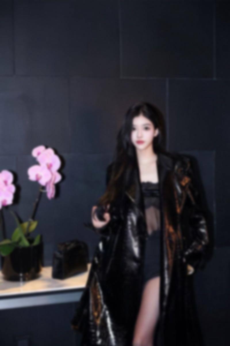 在上海的霓虹夜色里，她身姿曼妙，主动凑近 2