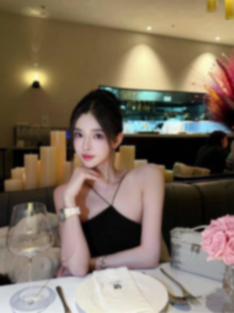 在上海的霓虹夜色里，她身姿曼妙，主动凑近 4