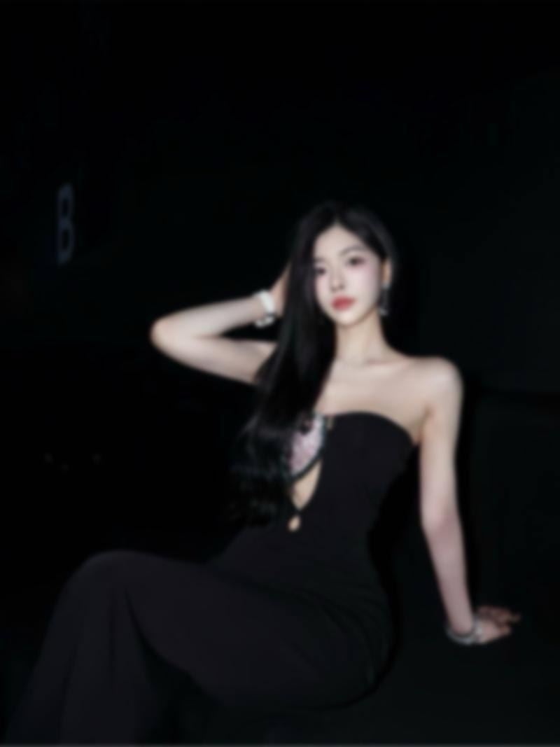 在上海的霓虹夜色里，她身姿曼妙，主动凑近 5