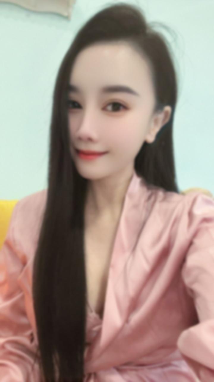 在长沙芙蓉区一间隐秘的房间里，27岁的妮 2