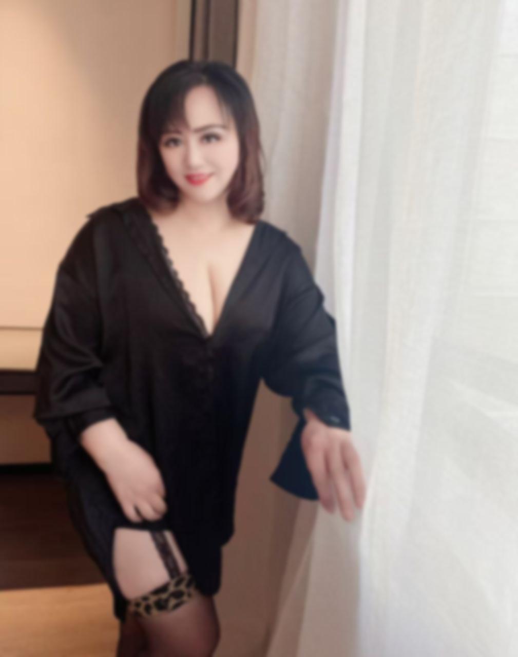 上海虹口一位身材丰腴的熟女，162cm， 2