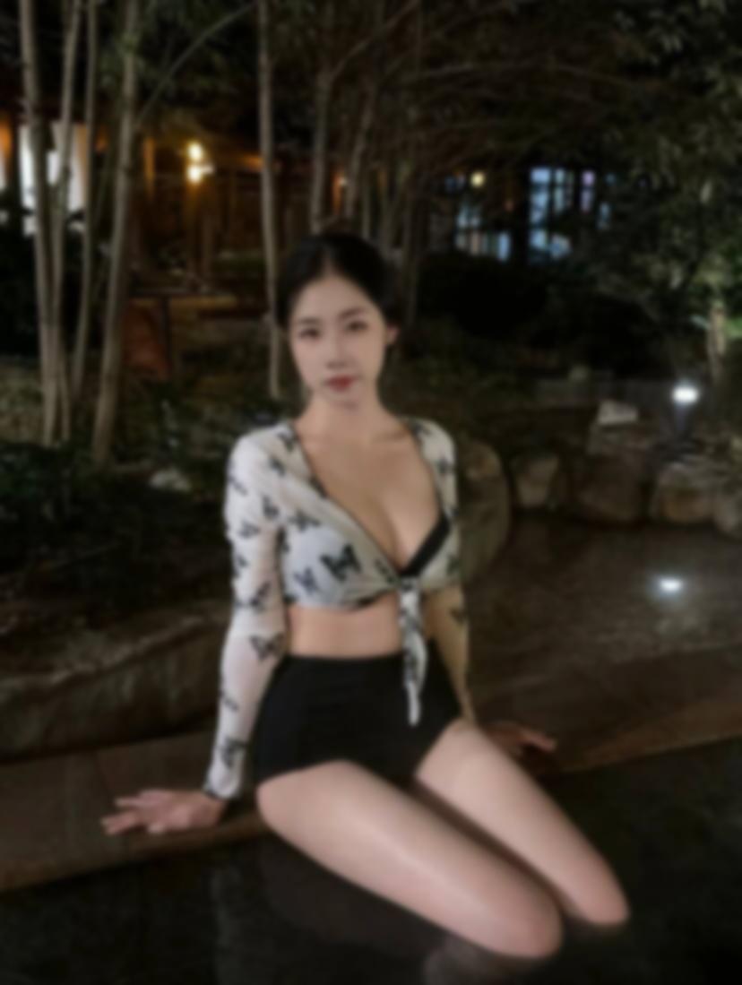 在武汉的寂静夜色里，她换上紧身制服，眼神 2