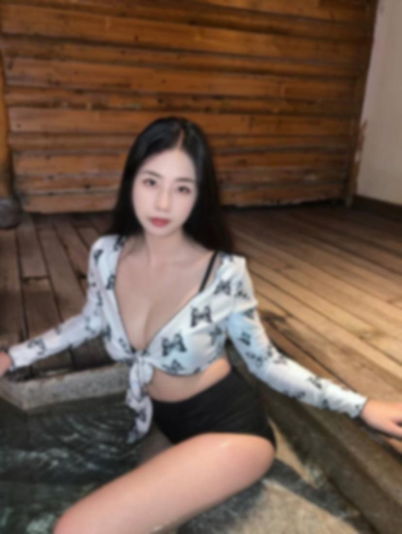 在武汉的寂静夜色里，她换上紧身制服，眼神 3