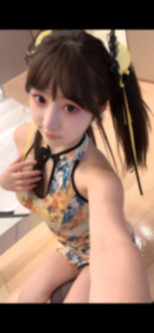 在上海的霓虹夜色中，她赤裸着柔软身躯，邀 2