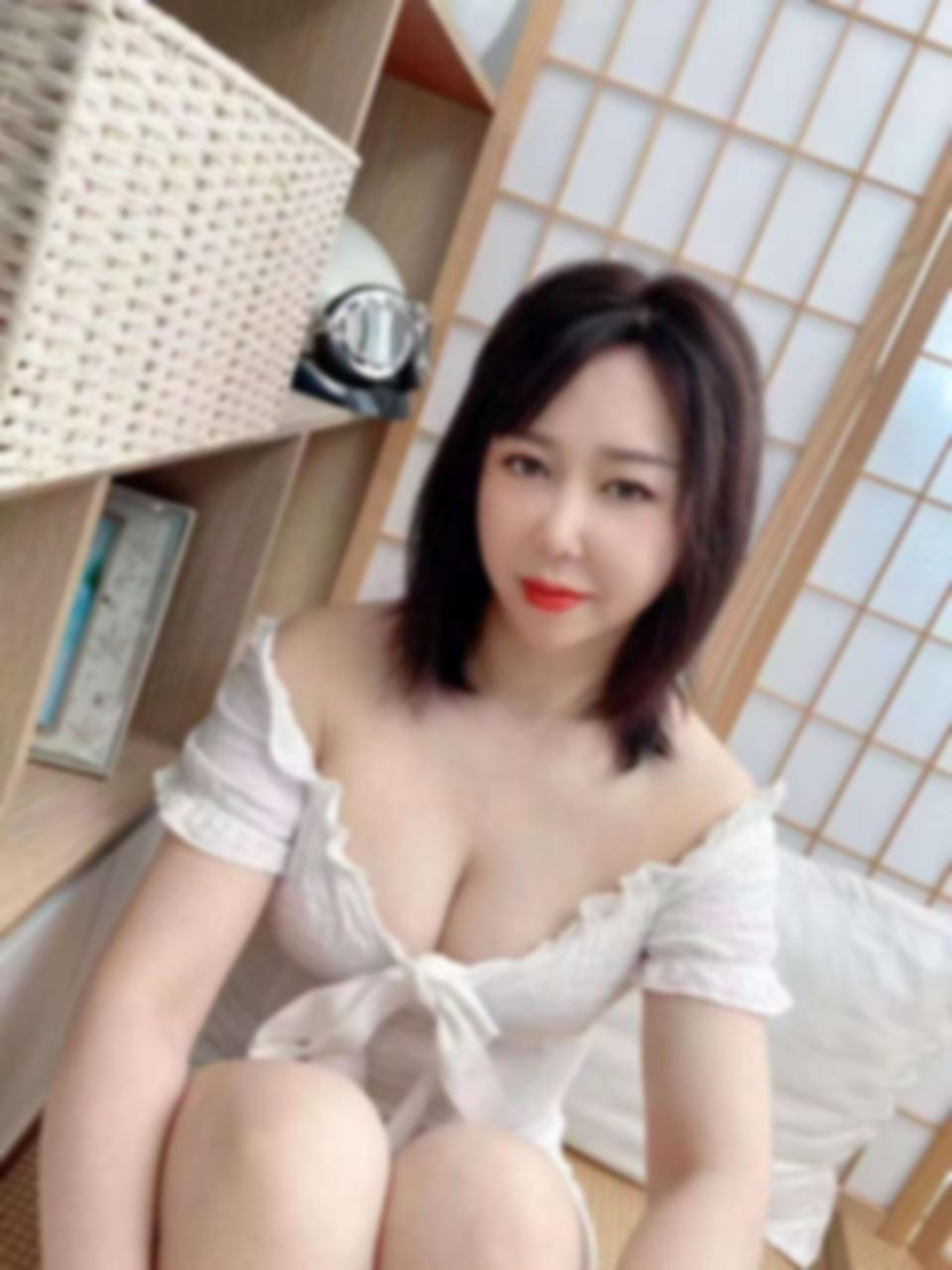 青岛遇到的这位老师，皮肤白得像瓷，模样端 2