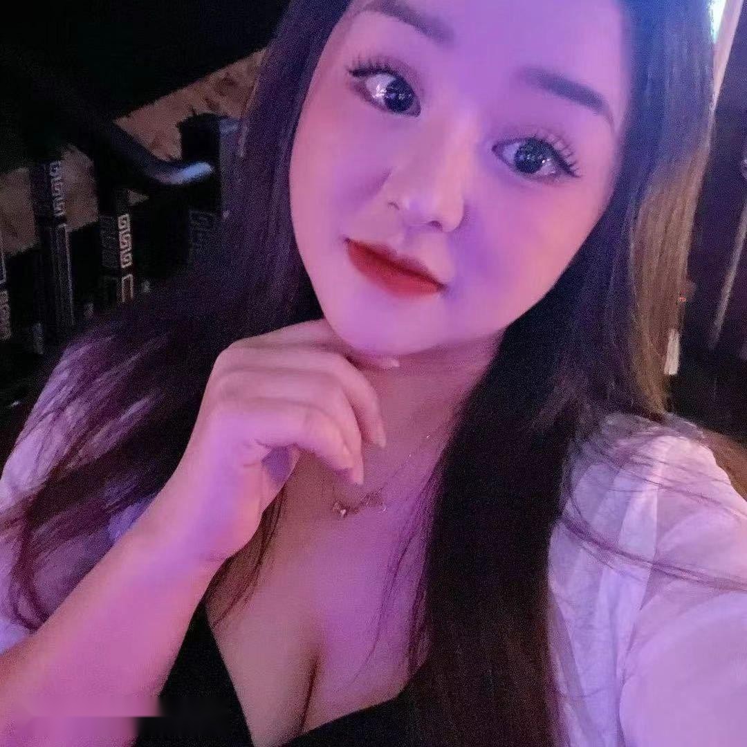 南海的街头夜色迷人，一位胸前饱满的女孩儿 2