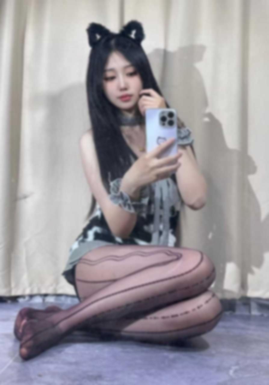 丰台夜色中，她光着身子趴在床上，肥美的乳 2