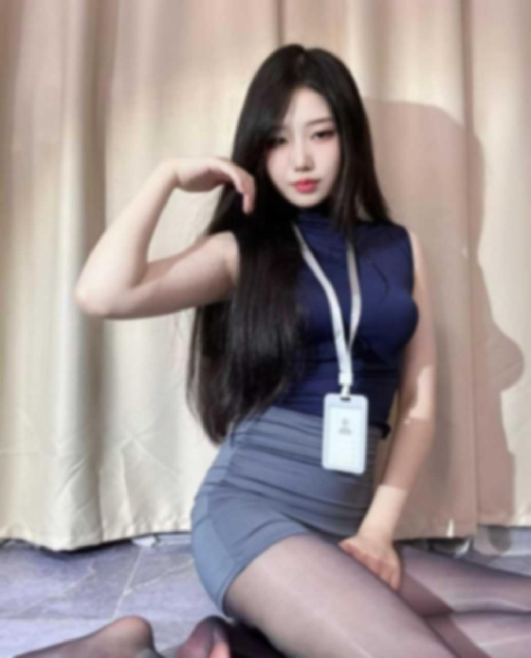丰台夜色中，她光着身子趴在床上，肥美的乳 4