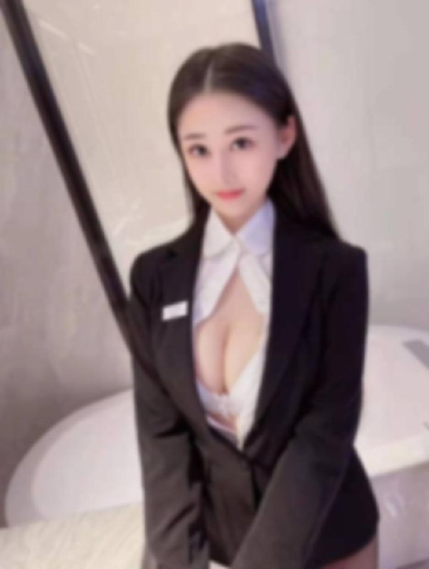 在曲靖麒麟区的昏暗房间里，我光着身子趴在 2