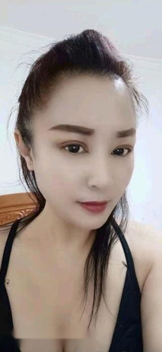 在朝阳区的隐秘角落，一位丰满熟女正躺在床 2