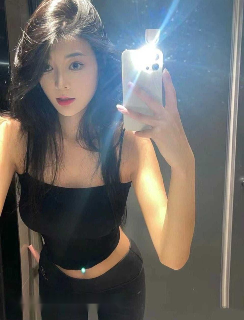 广州街头夜色迷离，21岁的小妖精身姿撩人 2
