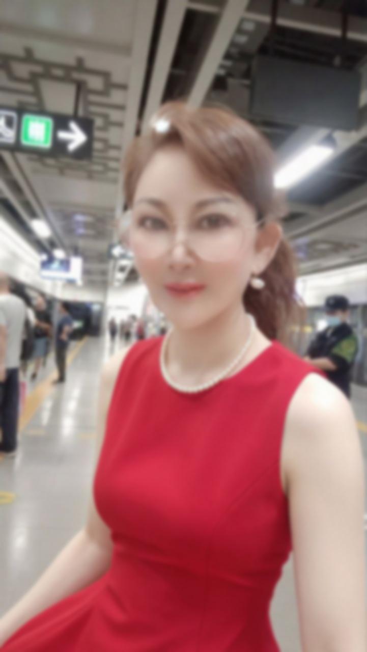 深圳罗湖的夜色里，岚姐那熟透的身体正散发 2