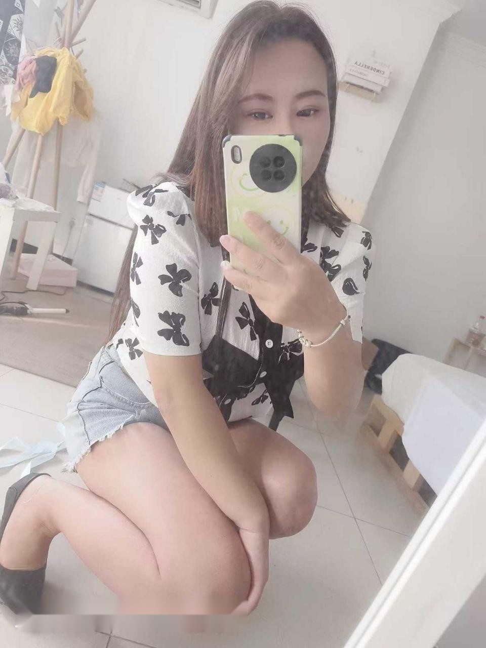 武汉武昌的熟女今晚特别骚，丰满奶子晃荡着 1