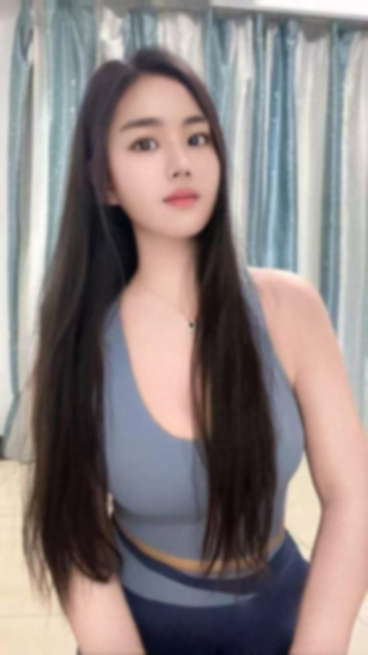 曼曼老师那蜜桃般的臀部曲线一进门就晃得我 2
