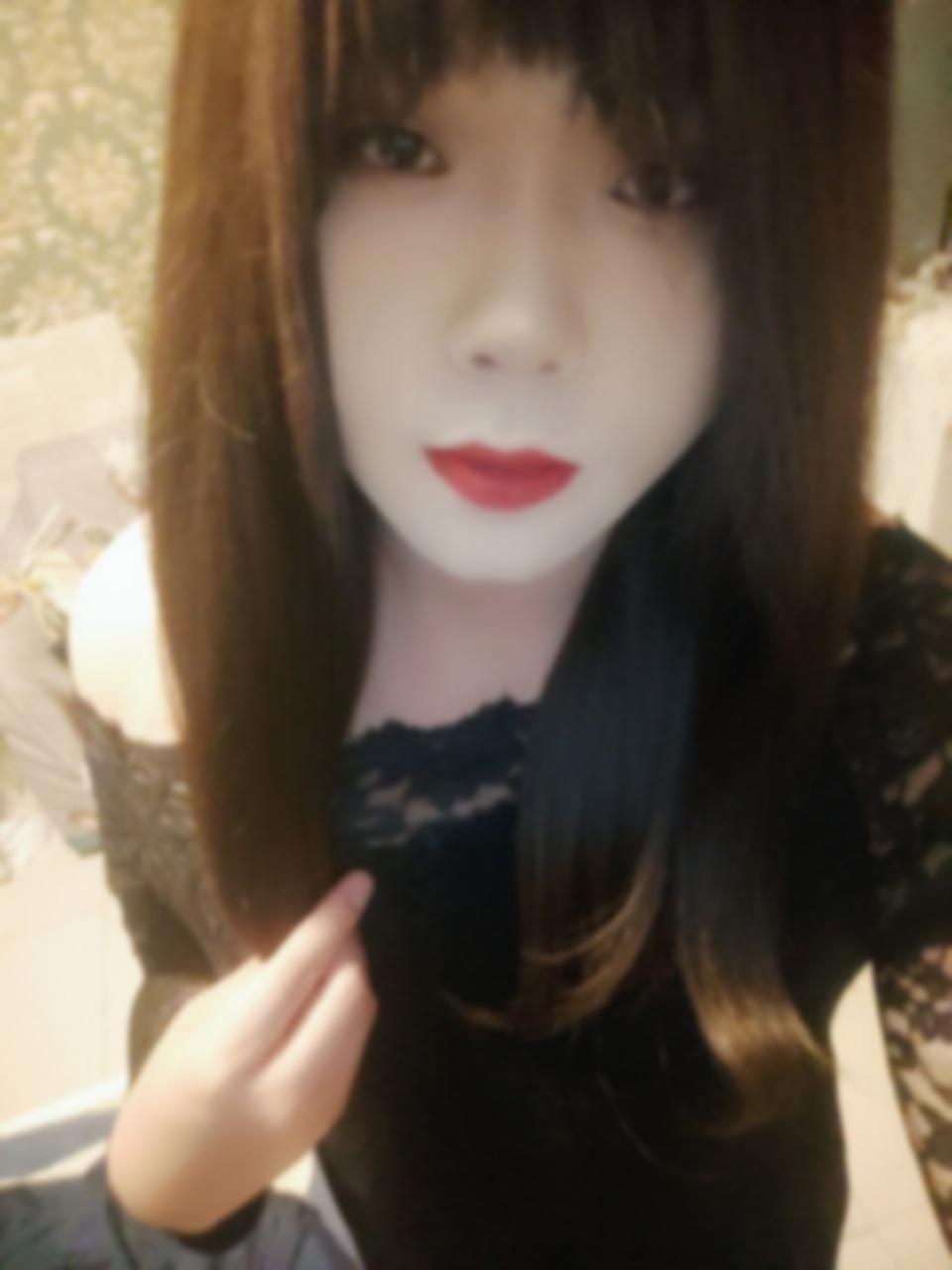 合肥的伪娘女装大佬今晚化浓妆穿黑丝吊带裙 3