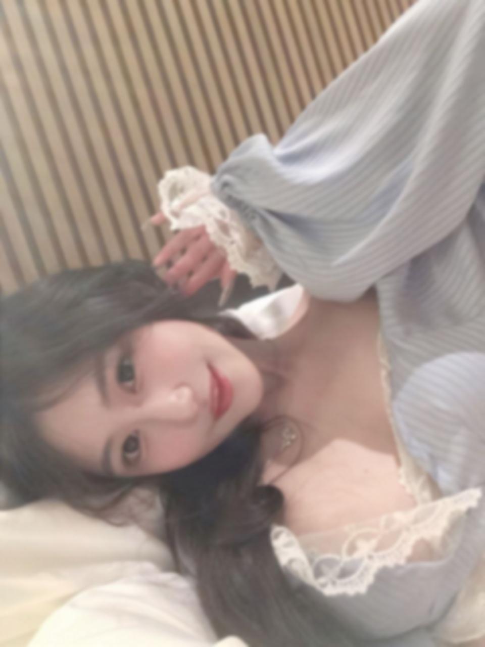 在乌鲁木齐的私密空间里，一位23岁学生兼 3