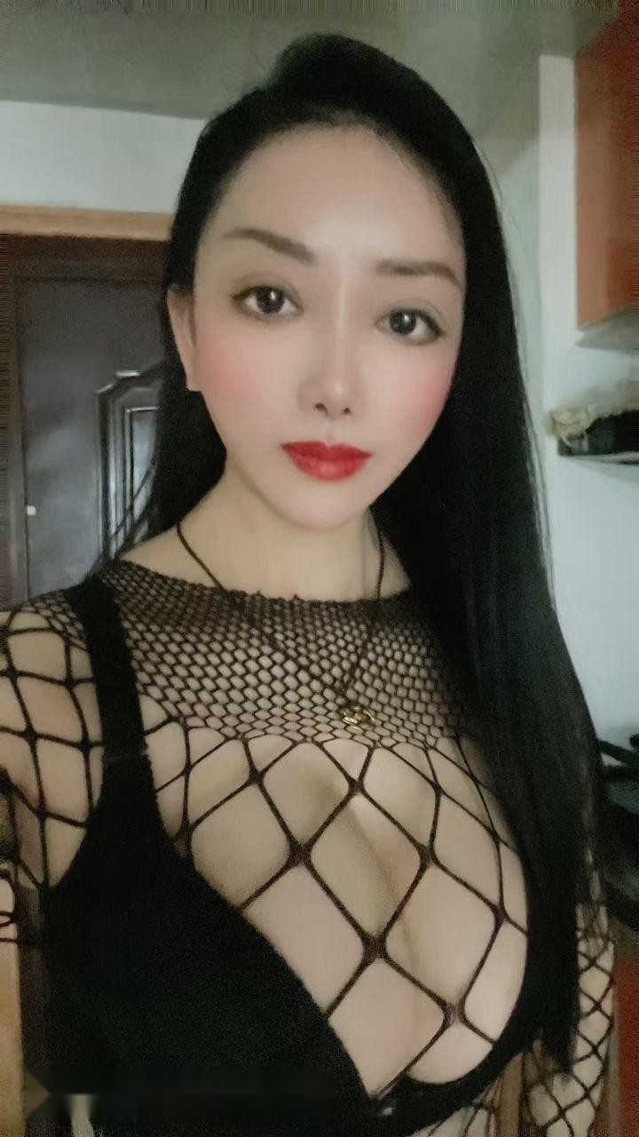 苏州的熟女今晚饥渴难耐，她那对沉甸甸的巨 4