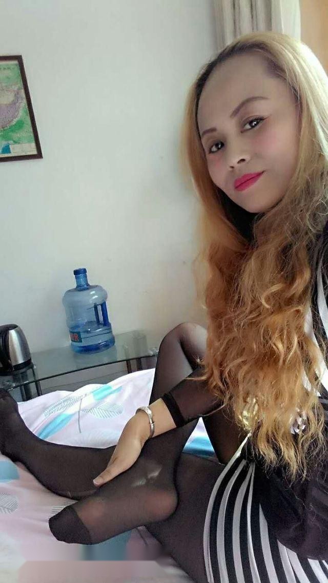 在沈阳街头，这位熟女身材火辣，巨乳紧绷着 3